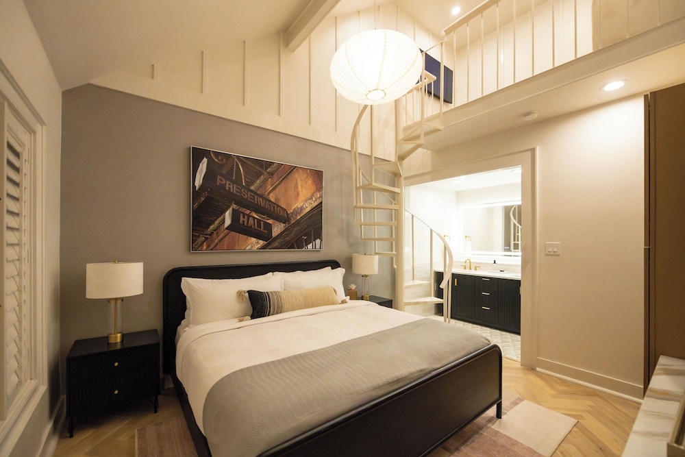 Deluxe Room, 1 King Bed with Sofa bed - Photo 1