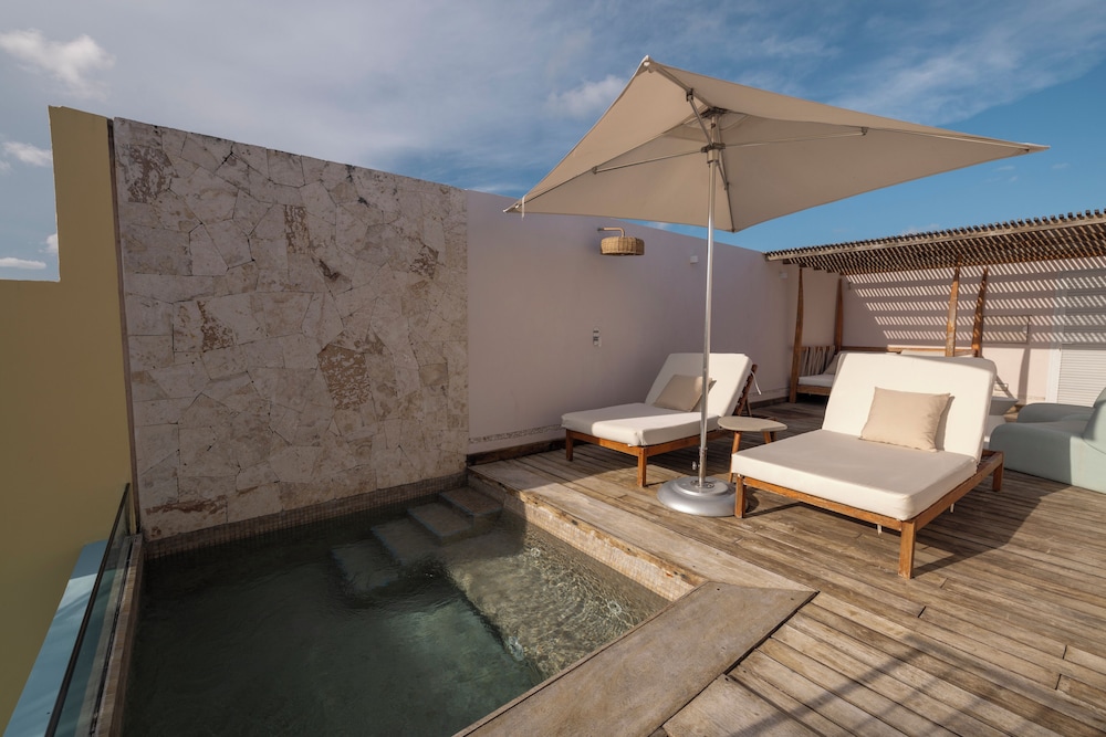 Suite (Roof Top Private Pool)