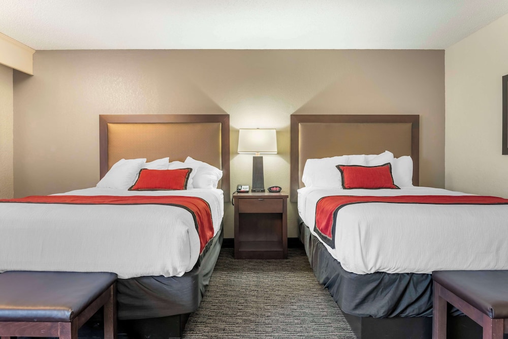 Standard Room, 2 Queen Beds, Non Smoking, Refrigerator & Microwave (2nd Floor) - Photo 1
