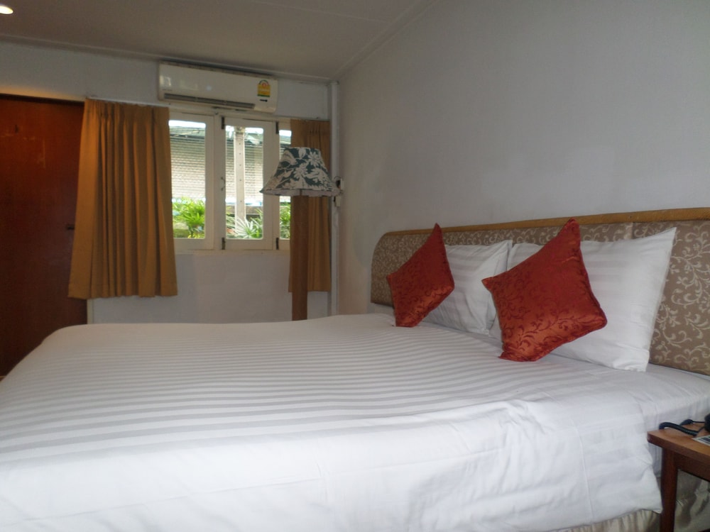 Superior Room, Pool View thumbnail 6
