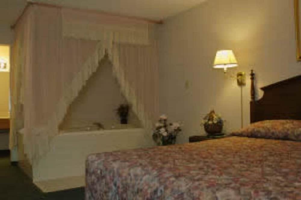 Deluxe Room, 1 King Bed, Jetted Tub photo 1
