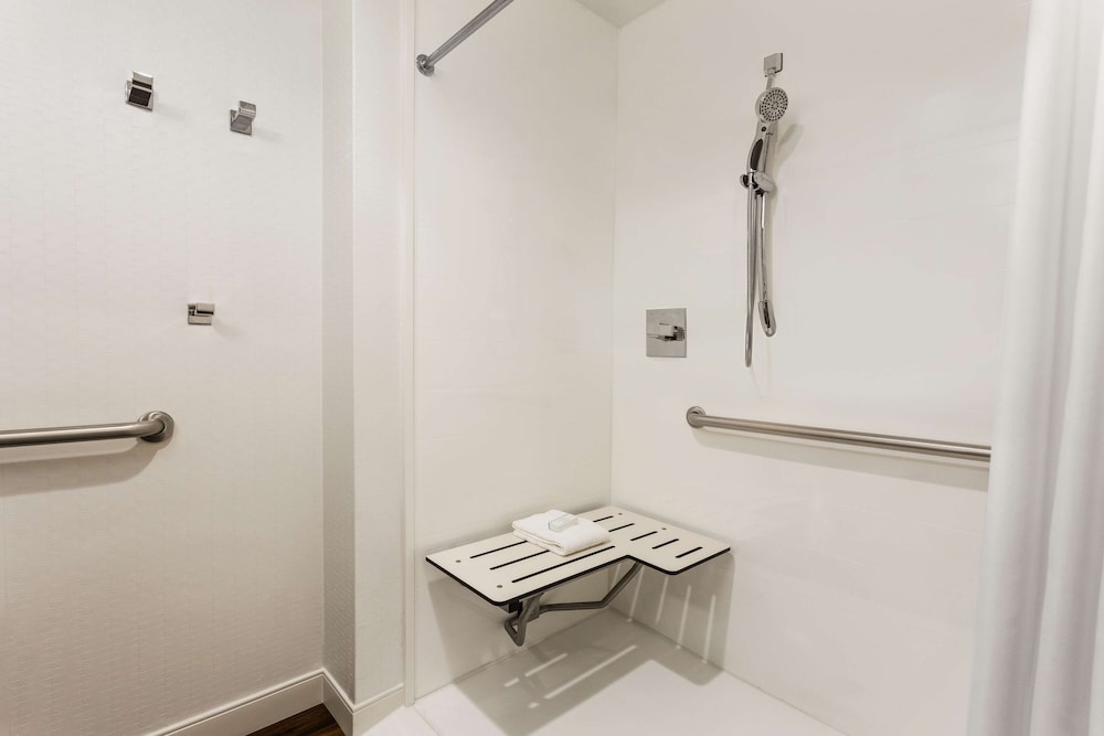 Room, 1 Queen Bed with Sofa bed, Accessible (Mobility & Hearing, Roll-in Shower) photo 3