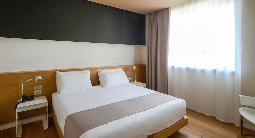 Superior Room, 1 Queen Bed - Photo 15