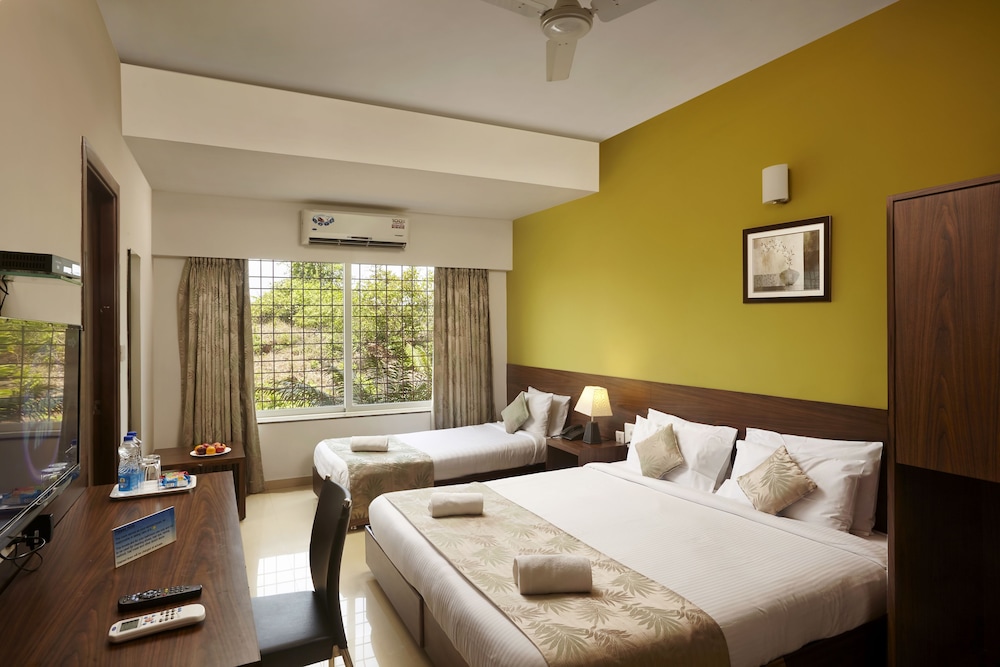 Deluxe Room, Multiple Beds, Private Bathroom photo 2