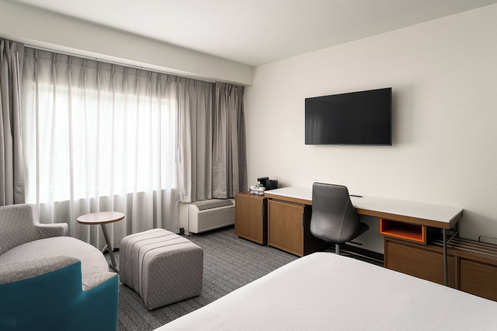 Room, 1 King Bed with Sofa bed - Photo 2