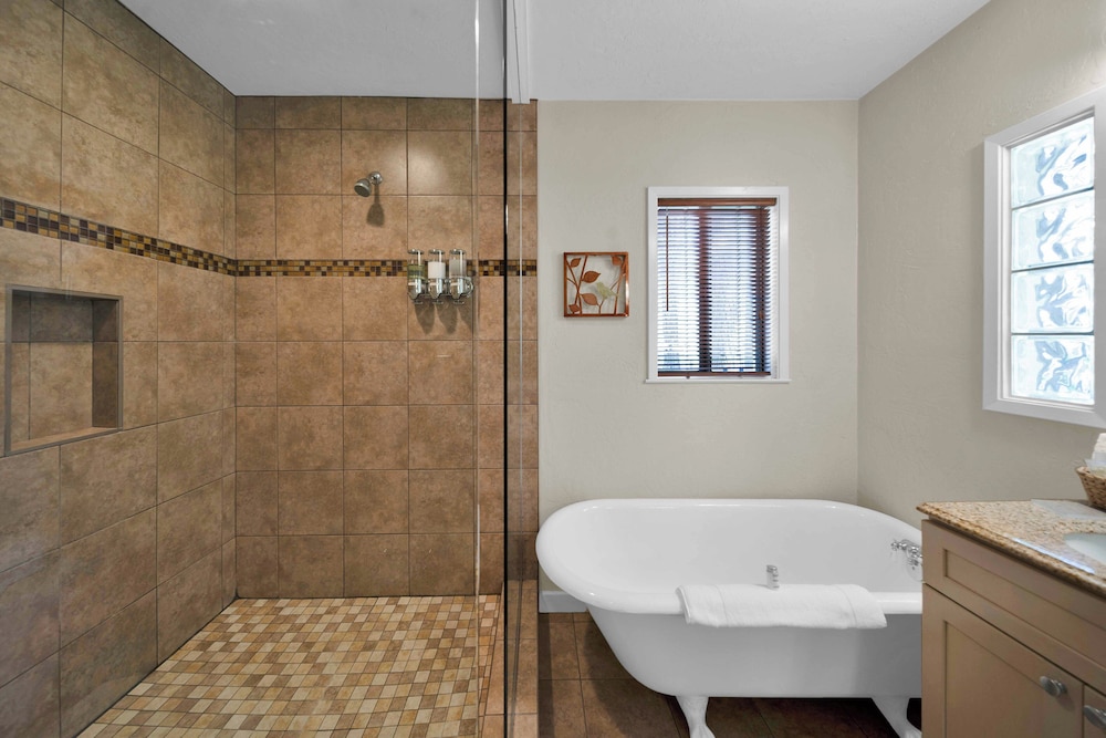 Luxury Room, 1 King Bed, Bathtub (Robin) photo 2