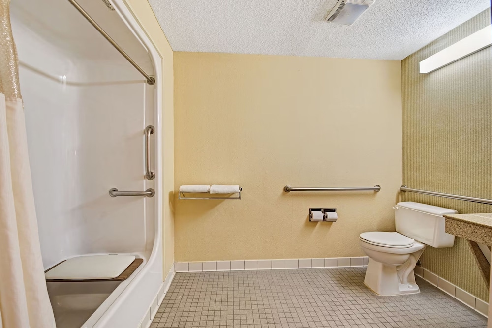 Standard Room, 1 Queen Bed, Accessible - Photo 7