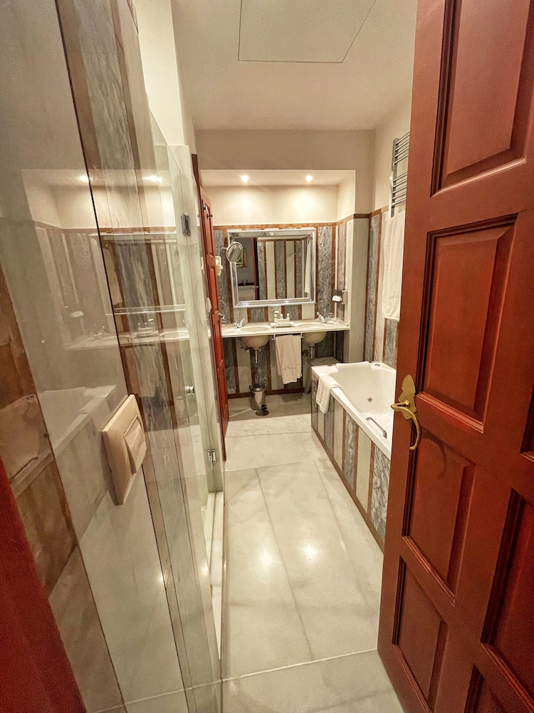 Classic Room, Jetted Tub - Photo 18