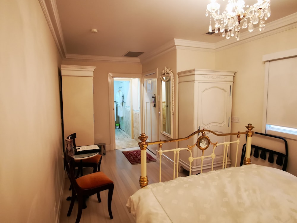 Double Room (Downstairs Queen Petite Room)