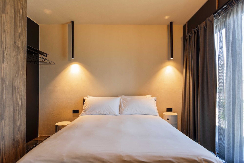 Standard Room, 1 King Bed photo 2