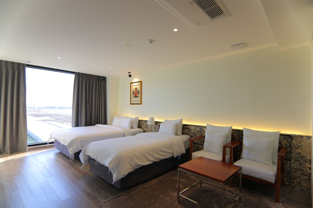 Standard Twin Room - Photo 1