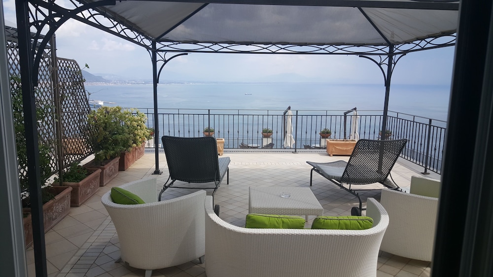 Deluxe Suite, Sea View photo 3