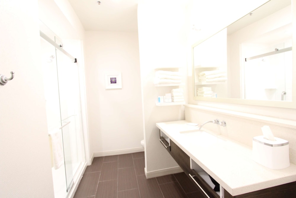 Room, 1 King Bed, Refrigerator & Microwave