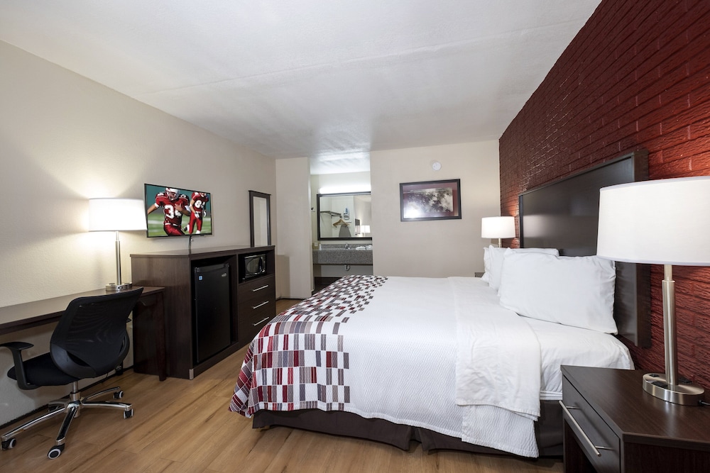 Deluxe Room, 1 King Bed, Non Smoking - Photo 7