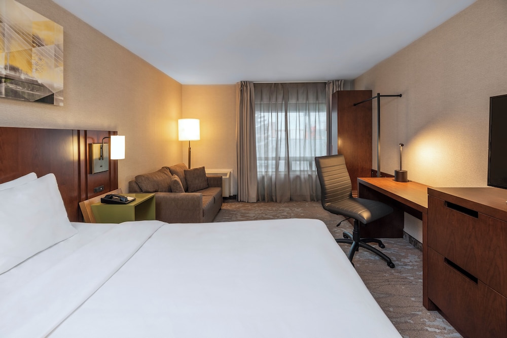 Room, 1 King Bed, Non Smoking - Photo 6