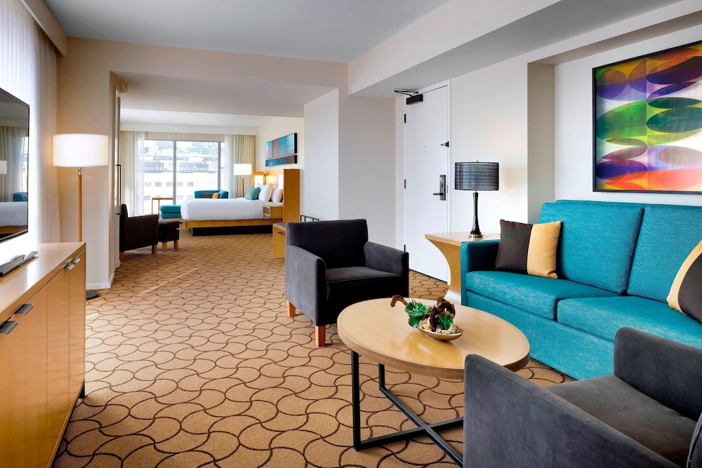 Luxury Suite, 1 King Bed with Sofa bed, Tower (View)