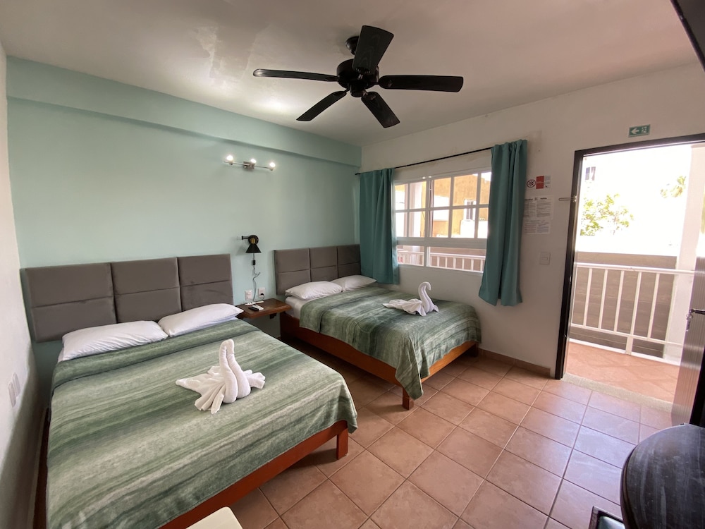 Family Room, 2 Double Beds (with Fan and AC)