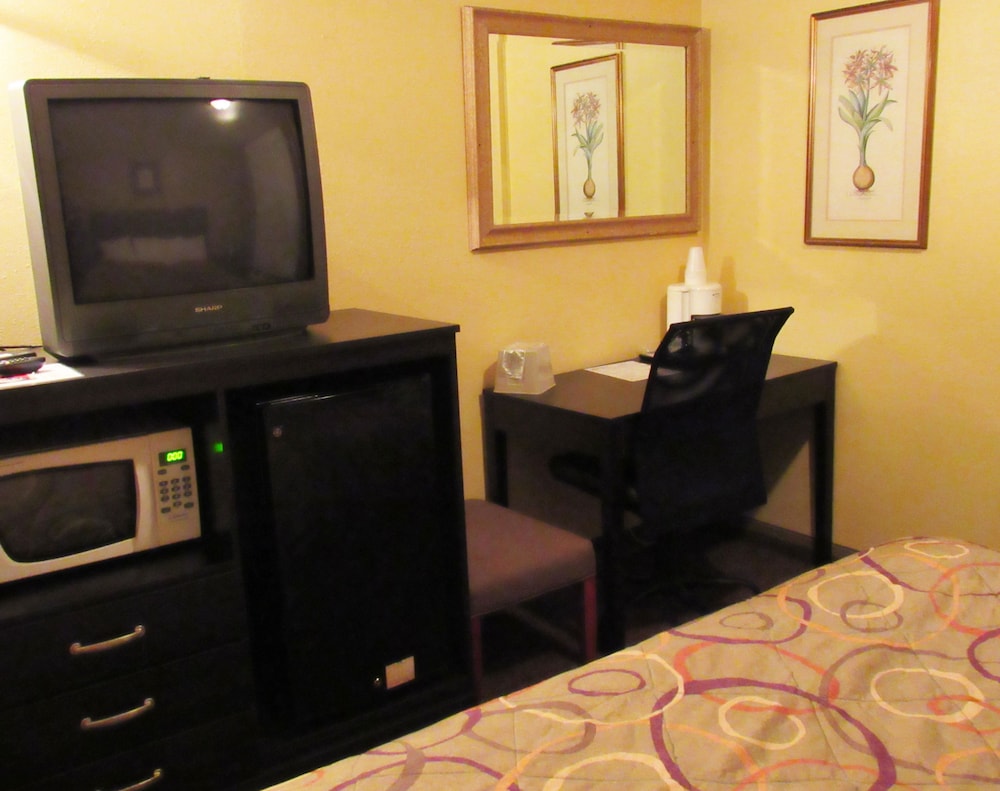 Basic Room, 1 Queen Bed photo 1