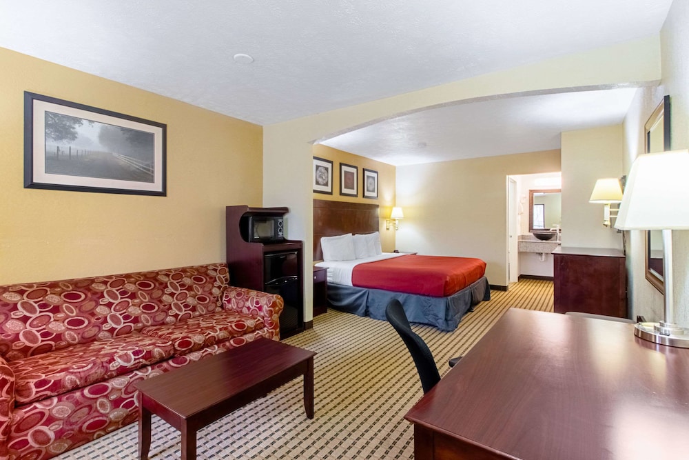Standard Room, 1 King Bed, Non Smoking - Photo 2