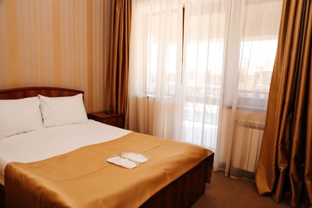 Suite, 1 Queen Bed, Lake View (Two Floor Suite) photo 2