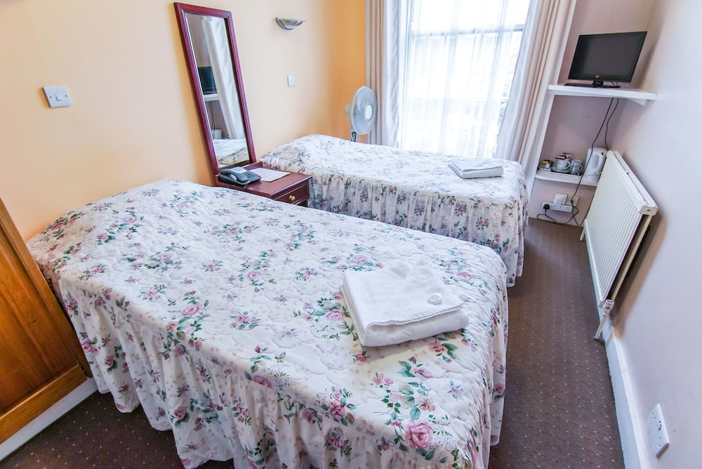 Twin Room (2nd Floor front) photo 2