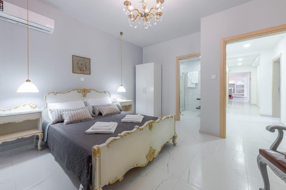 Ferepolis Pool Suite