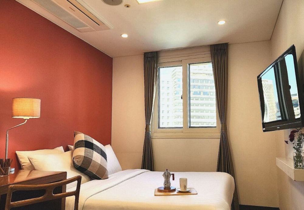 Basic Double, City View (Non-Koreans only) / Self Check in after 8PM / Check DM for door code