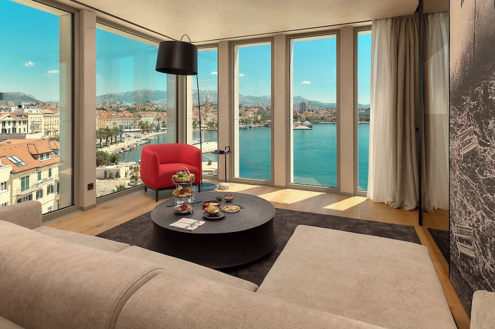 Diplomat Suite with Sea View