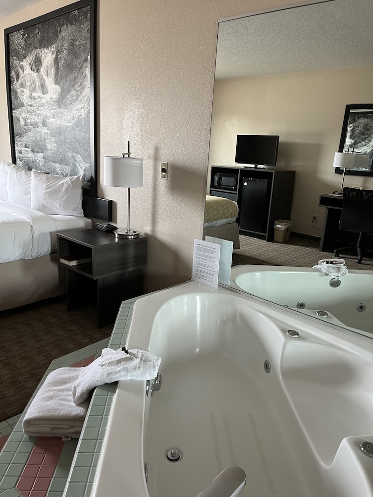 Suite, 1 Queen Bed, Jetted Tub - Photo 2