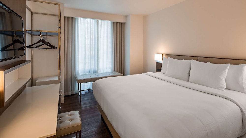 Standard Room, 1 King Bed, Accessible, Non Smoking (Larger Room)