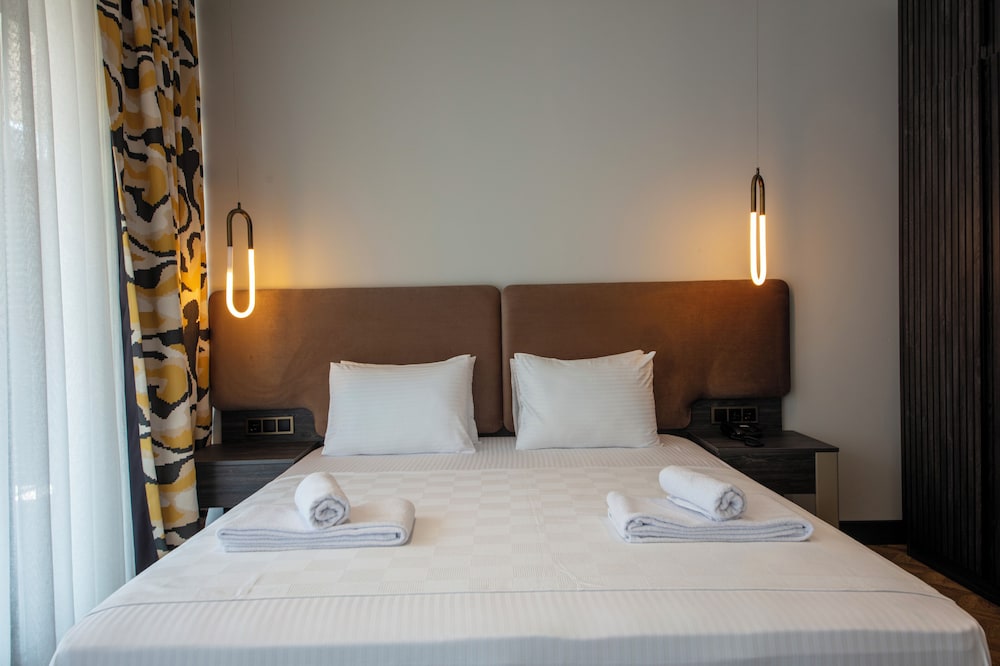 Superior Room with Balcony - Photo 10
