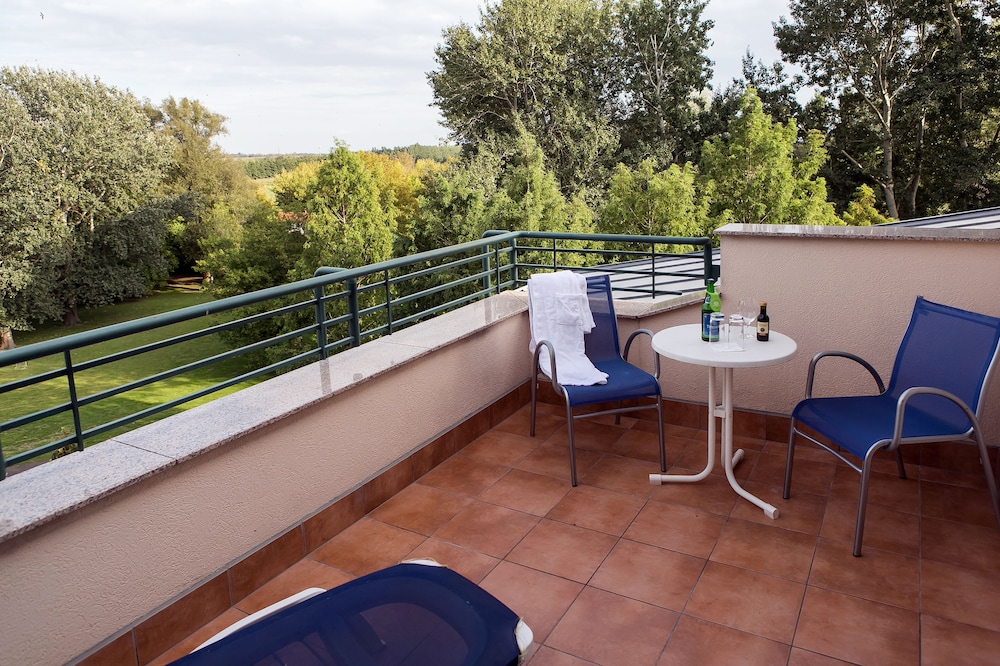 Panoramic Double Room, 1 King Bed, Hot Tub, Garden View photo 2