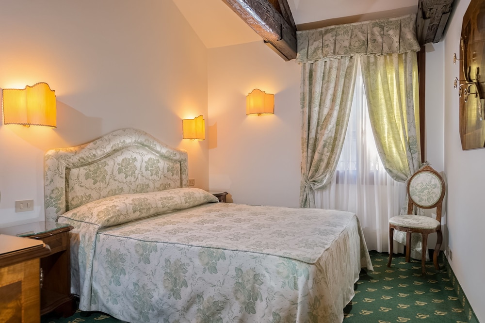 Classic Double or Twin Room thumbnail 6