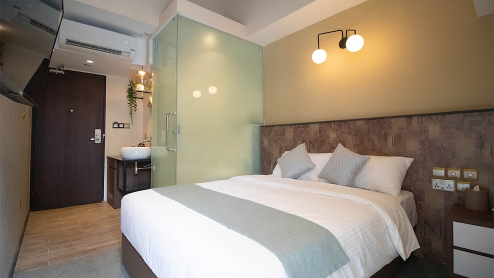 Queen Room with Balcony photo 1