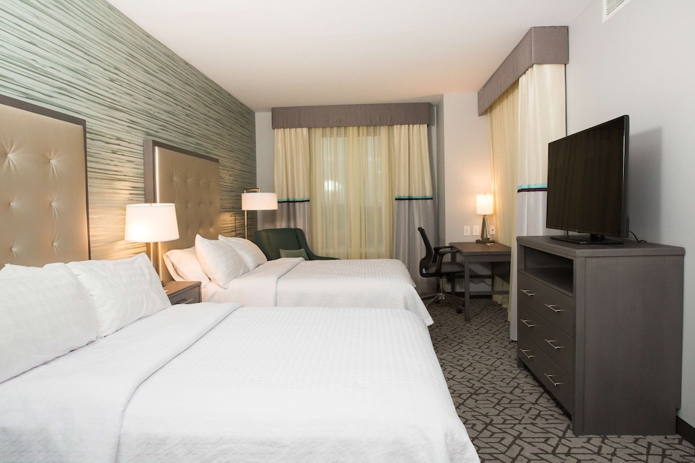 Suite, 2 Queen Beds, Accessible, Bathtub