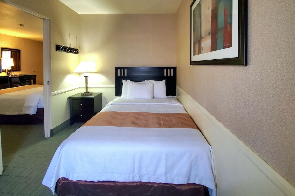 Suite, 2 Queen Beds, 1 Double Bed, Non Smoking - Photo 4