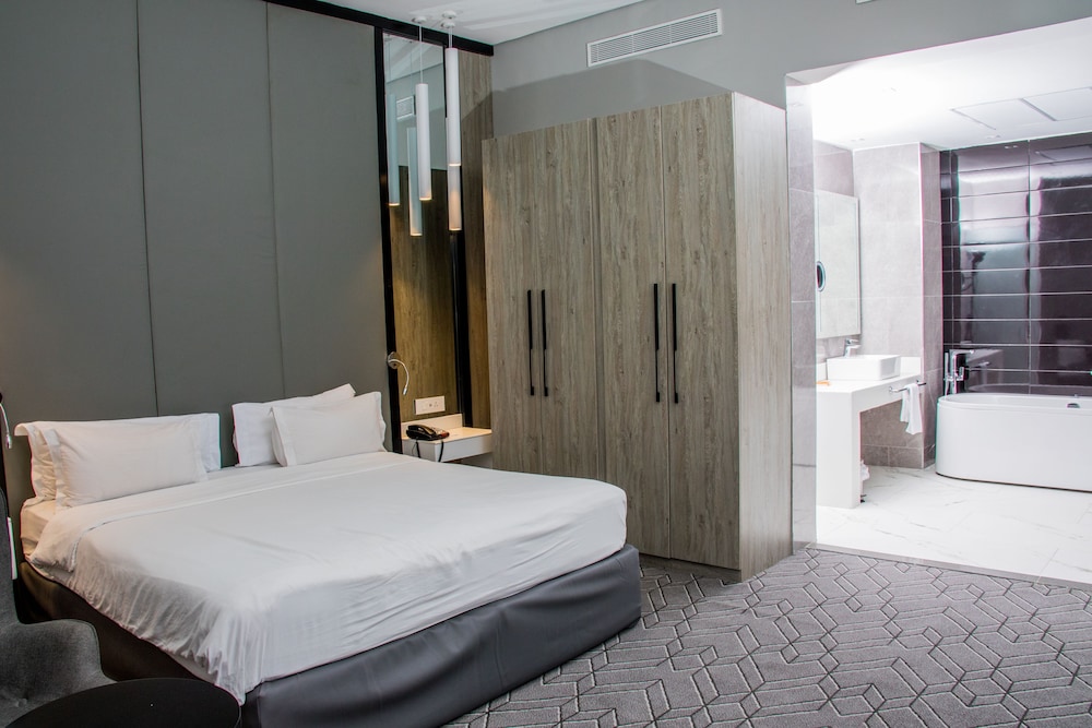 Suite, Pool View - Photo 2