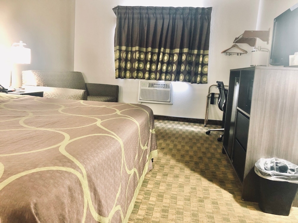 Room, 1 King Bed, Non Smoking - Photo 3