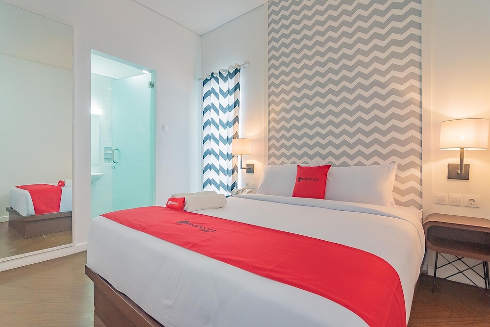 Deluxe Room (Reddoorz) - Photo 1