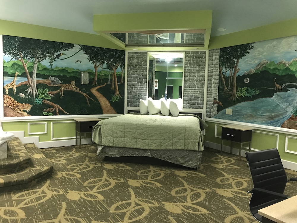 Jungle King Suite (Fireplace and Jetted Tub) photo 1