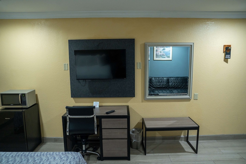 Room, 1 King Bed with Sofa bed, Accessible, Non Smoking - Photo 3