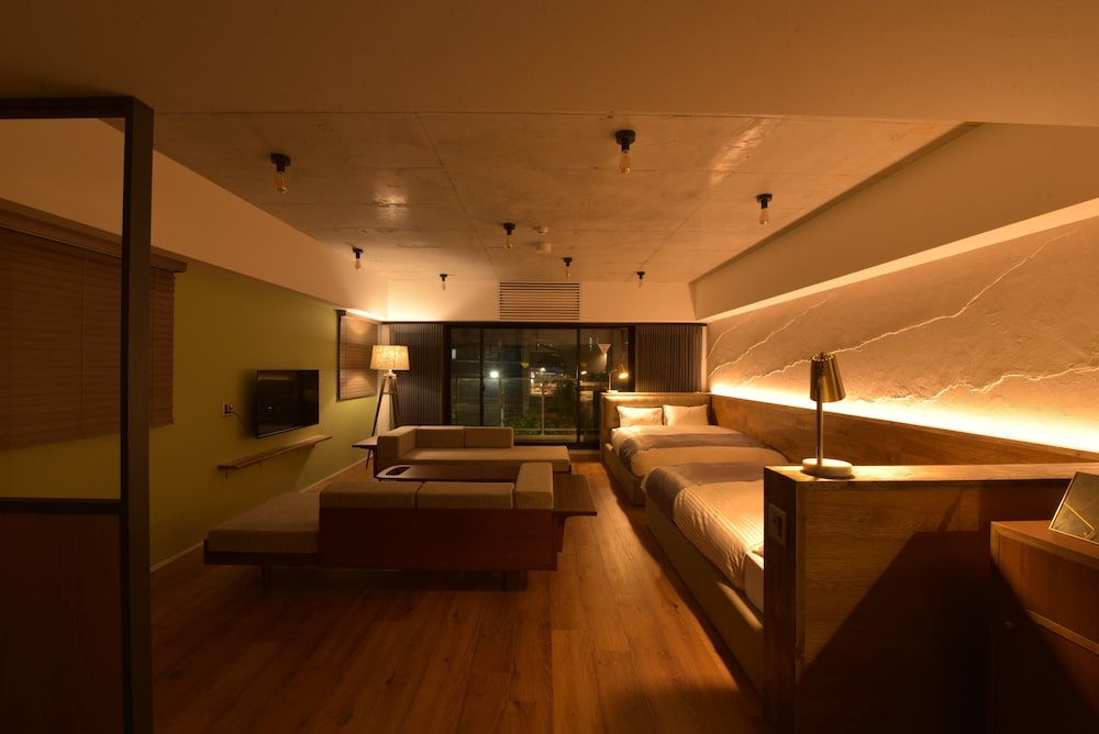 Superior Twin Room thumbnail 5