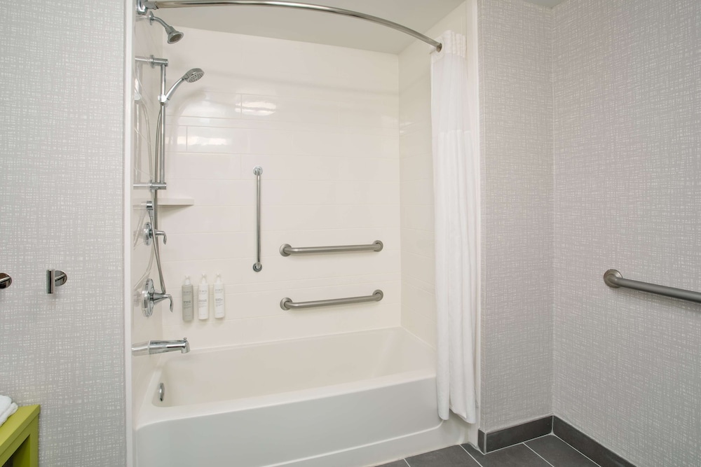 Room, 1 King Bed, Accessible, Bathtub - Photo 5