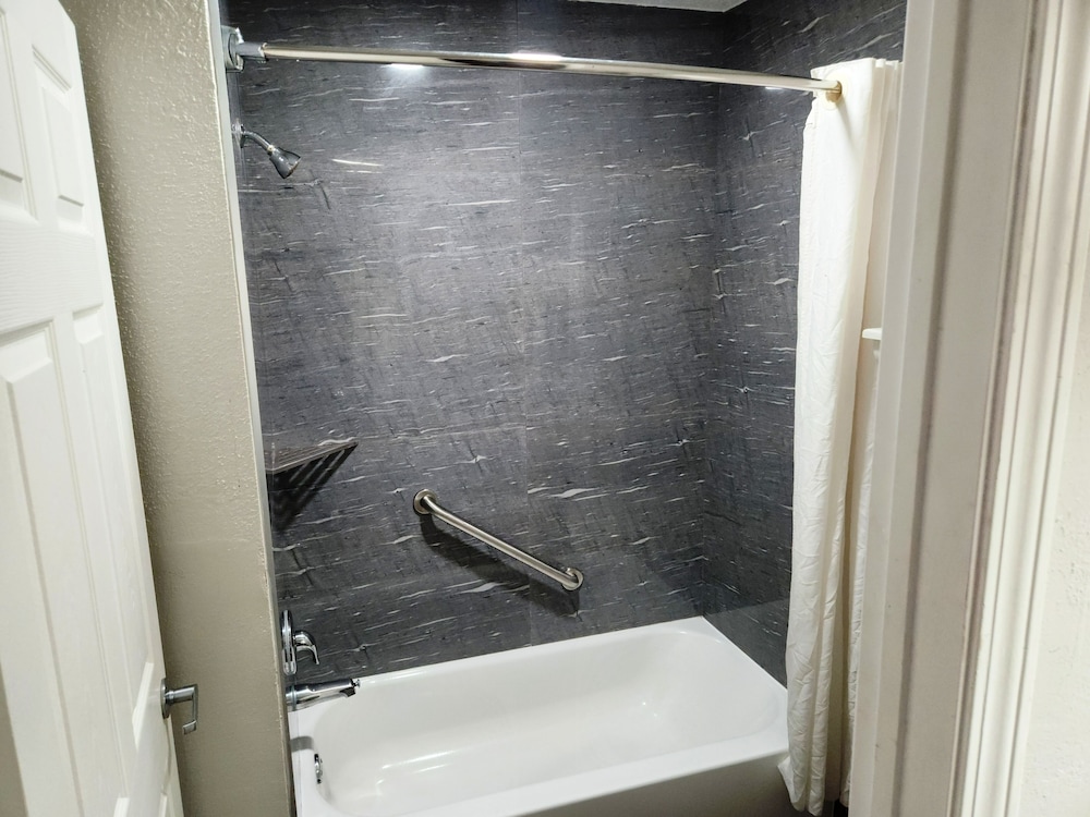 Deluxe Room, 1 King Bed, Smoking, Refrigerator & Microwave - Photo 10