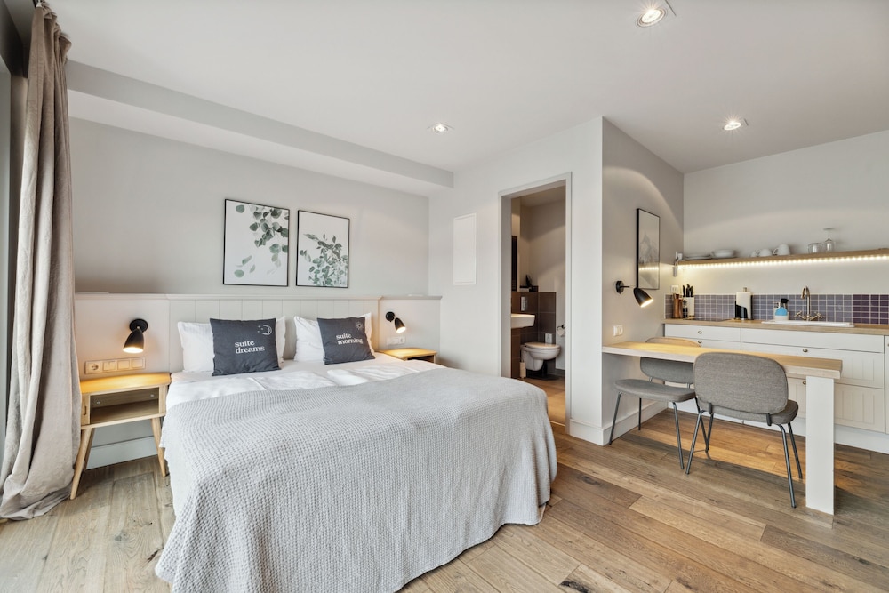 Suite M photo 2