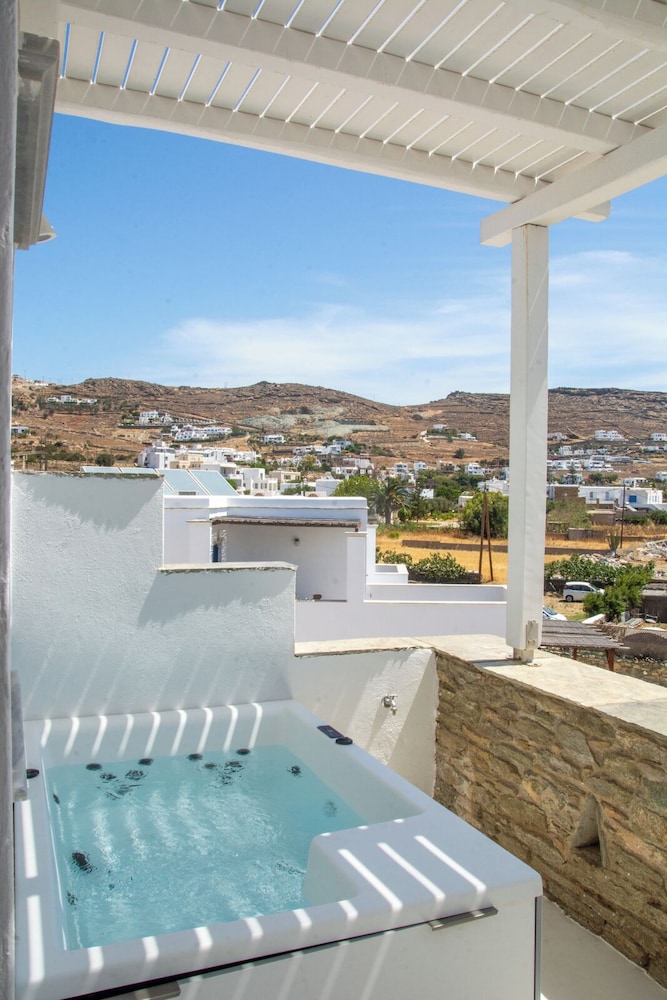 Deluxe Suite, Balcony, Partial Sea View photo 2