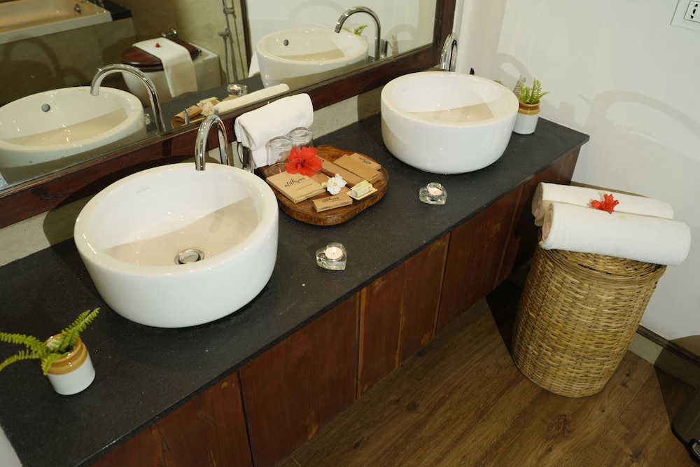 Valley Facing Suite with Bathtub - Photo 5