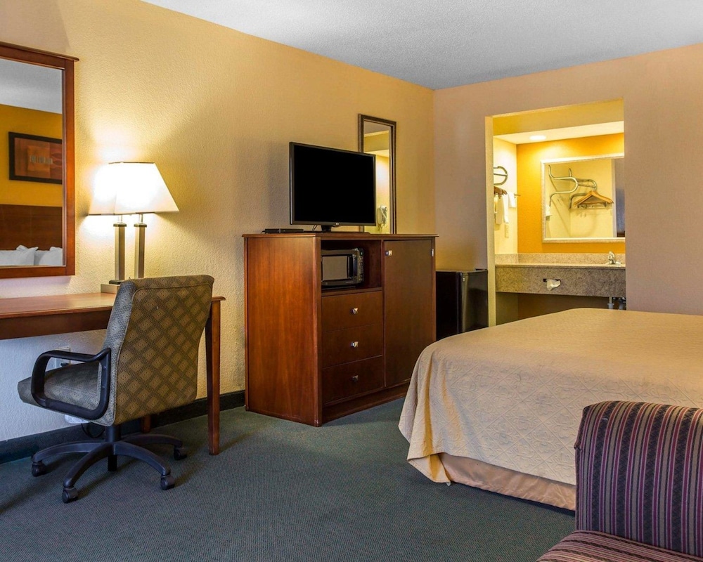 Standard Room, 1 King Bed, Smoking photo 2