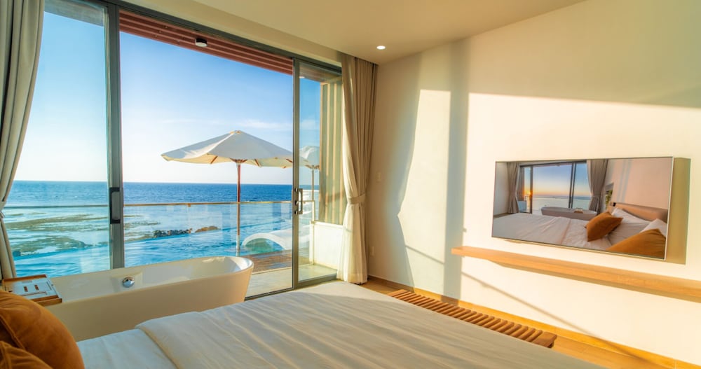 Superior Double Room, 1 King Bed, Balcony, Pool View photo 2