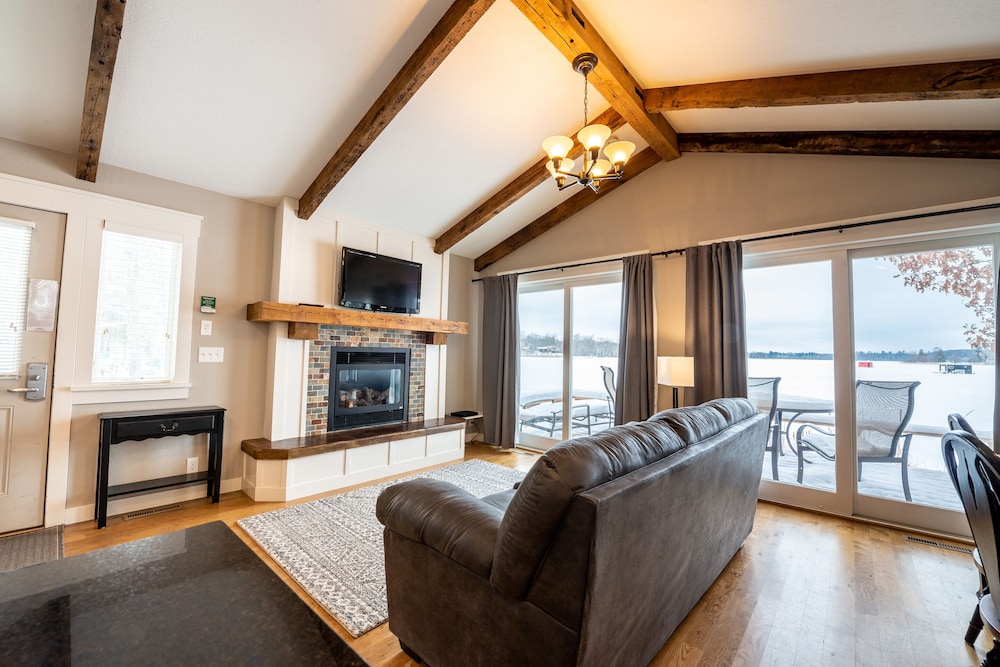 Superior Room, 1 King Bed, Lake View